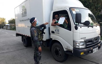 <p><strong>COVID-19 CHECK</strong>. A cargo vehicle personnel presents documents at a quarantine control point in Matalom, Leyte in this July 6, 2020 photo. The Inter-Agency Task Force on Emerging Infectious Diseases in Eastern Visayas said on Thursday (July 16, 2020) authorized persons outside the residence on official business are exempted from the mandatory 14-day quarantine to ensure unhampered delivery of services. <em>(Photo courtesy of 1st Leyte Provincial Mobile Force Company)</em></p>