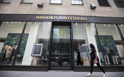 <p><strong>ECONOMY DEPENDENT ON COVID-19.</strong> A pedestrian walks past a Brooks Brothers retail store in Manhattan, New York, the United States on July 8, 2020. The path of the US economy largely depends on developments on Covid-19 as the country has failed to control the pandemic, Federal Reserve Bank of Philadelphia president, Patrick Harker, said on Wednesday (July 15, 2020). <em>(Xinhua/Wang Ying)</em></p>
<p> </p>