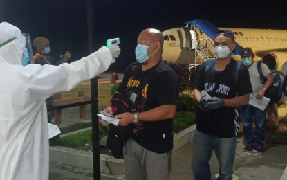 <p><strong>COVID-19 CHECK</strong>. Repatriated overseas Filipino workers undergo thermal scanning upon arrival at the Tacloban City airport early Thursday (July 16, 2020). The Department of Health reported late Wednesday that three more residents of Eastern Visayas have tested positive for Covid-19, bringing the region’s total to 656. <em>(Photo courtesy of Civil Aviation Authority of the Philippines 8)</em></p>