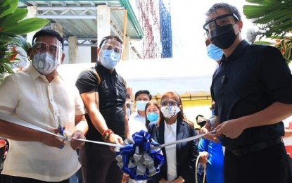 <p><strong>COVID-19 TESTING CENTER</strong>. Senator Joel Villanueva (right) leads the inauguration of the Covid-19 testing facility in Bocaue, Bulacan which was named after her sister, the late Mayor Joni Villanueva on Friday (July 17, 2020). Also in photo were Governor Daniel Fernando (2nd from left), and Guiguinto Mayor Ambrosio Cruz Jr., the Bulacan Mayor’s League president. <em>(Photo by Manny Balbin)</em></p>