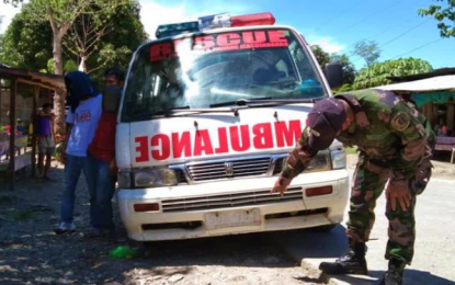 <p><strong>ARRESTED FOR SHABU.</strong> The suspects (in white and red shirts) stand beside the ambulance as a police officer points to the vehicle’s faded red license plate. Two sachets of shabu were recovered from the suspects while passing through a police checkpoint in Datu Anggal Midtimbang, Maguindanao on Sunday (July 19, 2020). <em>(Photo courtesy of Datu Anggal Midtimbang MPS)</em></p>
