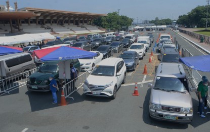 <p><strong>DRIVE-THRU TESTING SITE.</strong> The drive-through RT-PCR testing area at the Quirino Grandstand in Manila. Beside this facility, a temporary drive-through vaccination site will be set up soon. <em>(PNA photo by Avito C. Dalan)</em></p>