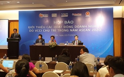 <p>Vũ Tiến Lộc, chairman of Vietnam Chamber of Commerce and Industry (VCCI) introduced activities in Asean 2020<em> (VNS Photo Vũ Hoa)</em></p>