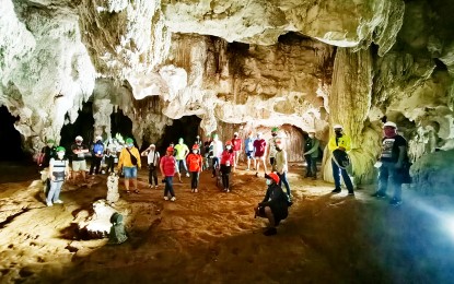 <p><strong>BRIGHT CAVE</strong>. Tourism stakeholders during a tour of Sohoton Cave in Basey, Samar. Officials on Thursday (July 23, 2020) said the Tourism Infrastructure and Enterprise Zone Authority has completed the installation of lights inside the Sohoton Cave, adding attractions to the famed natural park. <em>(PNA photo by Roel Amazona)</em></p>