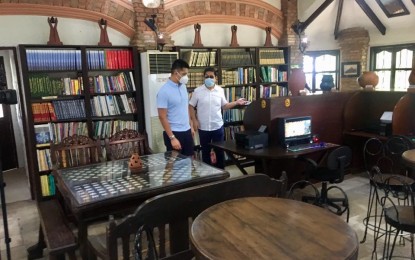 <p><strong>MODERN LIBRARY</strong>. Governor Matthew Joseph Manotoc (left) and Mayor Alfredo Valdez of San Nicolas, Ilocos Norte lead the opening of the newly-refurbished municipal i-hub or modern library on Thursday (July 23, 2020). The i-hub is equipped with computers with high-speed internet, which learners can use to download their learning modules.<em> (Photo by Leilanie G. Adriano)</em></p>
