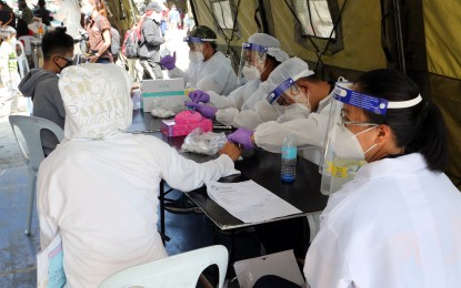 <p><strong>RAPID COVID-19 TEST</strong>. Locally stranded individuals (LSIs) undergo rapid tests for coronavirus disease at the “Hatid Tulong” Program at the Rizal Memorial Coliseum on Saturday (July 25, 2020). The LSIs are subjected to similar tests before being transported to their respective provinces as part of the health and safety protocol.<em> (PNA photo by Joey O. Razon)</em></p>