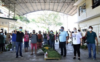 <p><strong>LIVELIHOOD PROJECT.</strong> Pangasinan Governor Amado Espino III 3rd from left) poses with the initial beneficiaries of the Abig (heal) Pangasinan livelihood project in Laoac town on July 25, 2020. The project aims to improve the socio-economic condition in the province amid the coronavirus disease (Covid-19) pandemic. <em>(Photo courtesy of Province of Pangasinan Facebook page)</em></p>
<p> </p>
