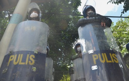 <p><strong>ON STANDBY.</strong> Police officers are on standby along Commonwealth Avenue, Quezon City to help secure President Rodrigo Duterte's fifth State of the Nation Address on Monday (July 27, 2020). Cops were deployed along thoroughfares to ensure compliance with the prohibition on mass gathering amid the coronavirus disease 2019 (Covid-19) pandemic. <em>(PNA photo by Robert Oswald P. Alfiler)</em></p>