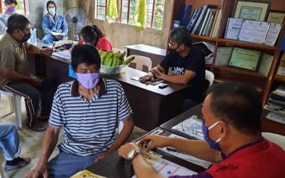 <p><strong>SAP BENEFICIARIES.</strong> The Department of Social Welfare and Development (DSWD) in Cordillera Administrative Region (CAR) releases the second batch of financial aid to beneficiaries of the social amelioration program in Pappa, Sablan, Benguet on Sunday (July 26, 2020). The agency hopes to complete the distribution by the end of July. <em>(Contributed photo from DSWD CAR) </em></p>