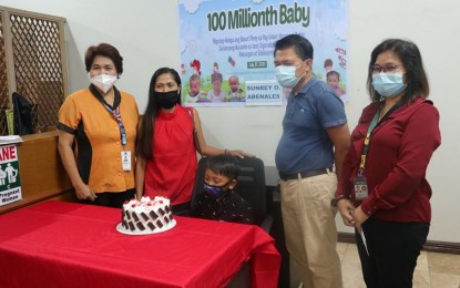 <p><strong>SYMBOLIC BABIES</strong>. Sunrey Abenales from Catarman in Nothern Samar, one of the six 100-millionth symbolic babies in Eastern Visayas, with his mother and officials of the Commission on Population and Development (PopCom) during his 6th birthday celebration on Monday (July 27, 2019). The region’s six symbolic babies received cash incentives and grocery items from PopCom. <em>(Photo courtesy of Northern Samar provincial government)</em></p>