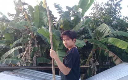 <p><strong>SIGNAL BOOSTER. </strong>A netizen from Tacloban City wrapped his pocket WiFi and placed it on top of a bamboo stick to boost its signal in this April 5, 2020 photo.  Officials in Eastern Visayas on Monday (July 27, 2020) lauded President Rodrigo Duterte’s warning to telecommunication companies to improve their services by December.<em> (Photo courtesy of Mark Raquel Rogero)</em></p>