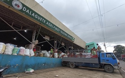 <p><strong>VEGETABLE SUPPLY.</strong> Farmers load their farm produce into a truck that will transport vegetable supplies to Carbon Public Market in Cebu City. Mayor Edgardo Labella on Monday (July 27, 2020) ordered the "free flow" of vegetable products from the southern town of Dalaguete after the farmers complained about unsold farm produce due to strict quarantine checkpoints in the capital city<em>. (Photo from Clarice Becher's Facebook page)</em></p>