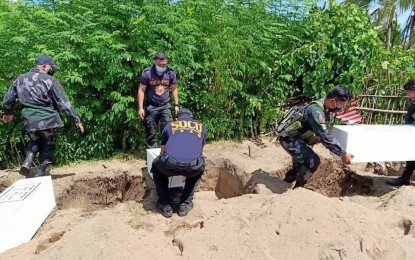 <p><strong>DECENT BURIAL</strong>. Policemen bury the skeletal remains of New People's Army members on Monday (July 27, 2020) in Bobon, Northern Samar. The Philippine National Police (PNP) and the local government of Bobon gave a decent burial to two members of the New People’s Army and three residents whose remains were unearthed on July 10 from a burial ground of the communist terrorist group. <em>(Photo courtesy PNP Northern Samar)</em></p>