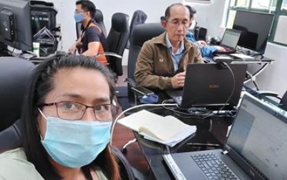<p><strong>FRONT-LINER</strong>. The city’s epidemiologist, Dr. Donnabelle Panes at work with Mayor Benjamin Magalong. The city government reported there is now a total of 103 confirmed cases of coronavirus disease 2019 in Baguio, 50 of which are active. (<em>Photo grabbed from Donnabelle Panes FB page</em>) </p>