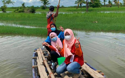 <p><strong>TRACING UNVACCINATED CHILDREN.</strong> Health workers in Maguindanao take a wooden boat to reach children whose families live near the marshland in Datu Saudi Ampatuan town for their anti-polio campaign drive on Thursday (July 30, 2020). The anti-polio drive in Maguindanao and Lanao del Sur provinces is set to culminate on Aug. 5, 2020 but has yet to be scheduled in the island provinces of Basilan, Sulu, and Tawi-Tawi. <em>(Photo courtesy of MOH-BARMM)</em></p>