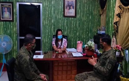 <p><strong>UPDATES ON ABDUCTED COP.</strong> Sison Municipal Mayor Karissa Fetalvero-Paronia (center) discusses updates on the abduction of PSSgt. Restie R. Dandan with Col. George Banzon (right), the commander of 903rd Infantry Brigade, and Lt. Col. Isagani O. Criste (left), 29th Infantry Battalion commander, on Monday (August 3, 2020). Dandan was abducted by armed believed to be communist guerillas on July 31 in Barangay San Isidro, Sison town. <em>(Photo grab from Sison on the Rise Facebook page)</em></p>