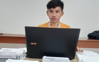 <p><strong>VOLUNTEER WORK</strong>. Christian Maluya, son of a beneficiary, encodes data for the Department of Social Welfare and Development (DSWD)’s Social Amelioration Program (SAP) program in Mandaue City. Mandaue City is one of the local government units in Central Visayas with the highest number of non-4Ps (Pantawid Pamilyang Pilipino Program) beneficiaries for SAP. <em>(Photo courtesy of DSWD-7)</em></p>