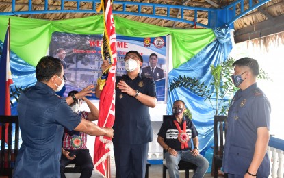 <p><strong>TURN OVER OF COMMAND</strong>. Lt. Col. Amador Quiocho turns over the command to incoming new Laoag police chief, Lt. Col. Rafael Lero, at the Laoag police station on Tuesday (August 4, 2020). Also in photo are Supt. Christopher Abrahano (middle), provincial director of the Ilocos Norte Police Provincial Office; Governor Matthew Joseph Manotoc (seated); and Mayor Michael Keon of Laoag City. (<em>Photo courtesy of Alwyn Formantes</em>) </p>
<p> </p>