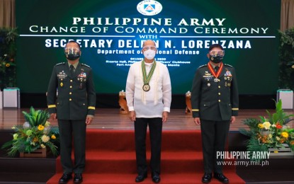 <p><strong>NEW PH ARMY CHIEF.</strong> Defense Secretary Delfin Lorenzana (center) leads the change of command ceremony of the Philippine Army in Fort Bonifacio, Taguig City on Tuesday (Aug. 4, 2020). Lt. Gen. Cirilito Sobejana (left) formally assumed as the new PA chief, replacing Lt. Gen. Gilbert Gapay (right), who is now Armed Forces of the Philippines (AFP) chief-of-staff. <em>(Photo courtesy of the Army Chief Public Affairs Office)</em></p>