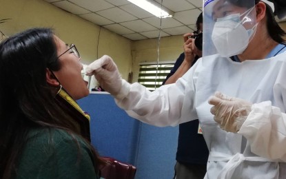 <p><strong>SWAB TEST</strong>. Members of the media were included in the enhanced risk-based random swab testing conducted by the Baguio City government. All sectors were included with at least 10 percent tested to give the local government a situational awareness of the coronavirus disease 2019 pandemic in Baguio. (<em>PNA photo by Liza T. Agoot</em>) </p>
