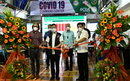 <p><strong>COMMAND CENTER.</strong> Health Secretary Francisco Duque III (3rd from left) and MMDA chairman Danilo Lim (right) lead the ceremonial ribbon cutting for the launch of the One Hospital Command Center at the MMDA Headquarters in Makati City on Thursday (Aug. 6, 2020). Health Undersecretary Leopoldo Vega (left), National Task Force Against Covid-19 chief implementer Secretary Carlito Galvez Jr. (2nd from left), and Defense Secretary Delfin Lorenzana (4th from left) attended the event. <em>(Photo courtesy of MMDA)</em></p>