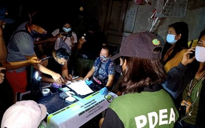 <p><strong>SEIZED.</strong> Operatives of the Philippine National Police (PNP) and the Philippine Drug Enforcement Agency (PDEA) conduct inventory of seized items during the buy-bust in Ivisan, Capiz on Wednesday (Aug. 5, 2020). The seized drugs weighed 181 grams valued at PHP1.23 million. <em>(Photo courtesy of PDEA 6)</em></p>