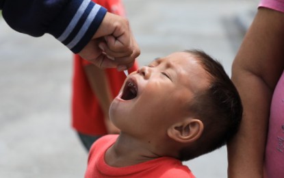 <p><strong>ANTI-POLIO VACCINE</strong>. A child is being vaccinated with an oral anti-polio vaccine. The Department of Health on Saturday (Aug. 30, 2020) said 95 percent of polio vaccination target has been achieved in the first quarter of 2020. <em>(PNA file photo)</em></p>