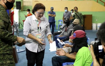<p><strong>CNTs SURRENDER</strong>. Eight Communist Party of the Philippines New Peoples Army Terrorists (CNTs) surrenderers receive financial assistance from Antique Governor Rhodora Cadiao with the assistance of Philippine Army 61st IB Lt. Col. Joel Benedict Batara at the Binirayan Gymnasium on Friday (Aug. 7, 2020). They decided to give up their struggle after being convinced by the End Local Communist Armed Conflict program of the government. <em>(Photo courtesy of Antique PIO)</em></p>