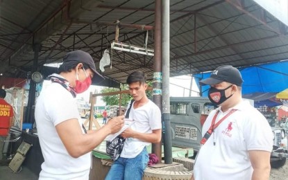 <p><strong>PENALIZED</strong>. Authorities apprehend an individual for not wearing a face mask in Angeles City, Pampanga on Saturday (Aug. 8, 2020. Ordinance No. 546 of City Mayor Carmelo Lazatin Jr. mandates the stricter implementation of health and safety protocols, including the wearing of face masks in public, to curb the spread of Covid-19. <em>(Photo courtesy of the Angeles City LGU)</em></p>
