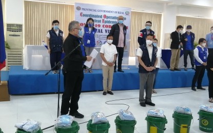 <p><strong>FREE FACE MASKS.</strong> Health Secretary Francisco Duque III (center) and Trade Secretary Ramon Lopez (left) lead the distribution of free washable face masks in Antipolo City on Wednesday (Aug. 12, 2020).  The event kicked off the government program to distribute up to 30 million face masks particularly to poor families and vulnerable sectors. <em>(PNA photo by Lade Kabagani)</em></p>