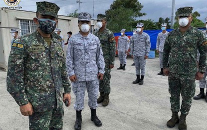 <p><strong>VISIT TO TROOPS.</strong> Naval Task Group - National Capital Region (NTG-NCR) commander, Marine Col. Noel Beleran (left), visits troops deployed to various quarantine checkpoints in Metro Manila and nearby areas on Tuesday (Aug. 11, 2020). Some 300 Navy personnel were redeployed to checkpoints as Metro Manila and nearby Bulacan, Cavite, Laguna, and Rizal reverted to the modified enhanced community quarantine (MECQ) from August 4 to 18 to stem the rise in the number of Covid-19 infections. <em>(Photo courtesy of the Naval Public Affairs Office)</em></p>