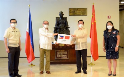 <p><strong>VENTILATORS.</strong> Chinese Ambassador Huang Xilian (2nd from right) and Secretary of Foreign Affairs of the Philippines Teodoro Locsin Jr. (2nd from left) jointly attended the turnover ceremony at the Department of the Foreign Affairs of the Philippines on Thursday (Aug. 13, 2020). National Task Force spokesperson Maj. Gen. Restituto Padilla Jr. (left) and and Health Undersecretary Ma. Carolina Vidal-Taiño (right) also attended the turnover of 50 more ventilators donated by China to the Philippines <em>(Photo by DFA/Vanessa Ubac)</em></p>