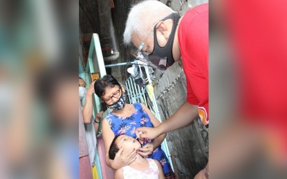 <p><strong>ANTI-POLIO DRIVE</strong>. A total of 43,392 children 0-4 years old have received free oral polio vaccination since the implementation of “Sabayang Patak Kontra Polio (SPKP)” program of the Department of Health (DOH) in Angeles City, Pampanga. The polio vaccination drive kicked off on Aug. 3 until Aug. 16, 2020. <em>(Photo by Angeles city government)</em></p>