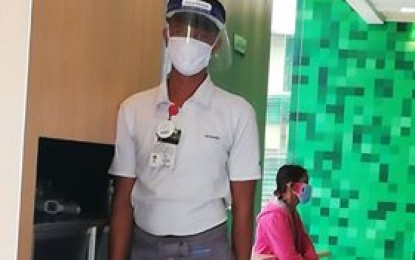 <p><strong>NO TO OVERPRICING</strong>. A crew of a fast-food chain in Antique wears a face shield at work. The Department of Health and Department of Trade and Industry in Antique on Monday (Aug. 17, 2020) reminded retailers not to sell face shields beyond the suggested retail price. <em>(PNA photo by Annabel Consuelo J. Petinglay)</em></p>