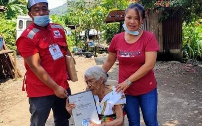 <p><strong>BIRTHDAY GIFT</strong>. Martina Campoy Gugunay of Tinoc, Ifugao receives a cash gift worth PHP100,000 from the DSWD-Cordillera Administrative Region for her 108th birthday. Through a letter, President Rodrigo Duterte also extended his well wishes to Lola Martina. <em>(Photo from MSWDO Ifugao officer Esther Paduyao Jua)</em></p>