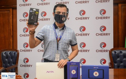 <p><strong>GADGETS</strong>. Manila Mayor Francisco 'Isko Moreno' Domagoso shows the gadgets that are up for distribution to public school students in the city of Manila. DepEd Manila said it is 100-percent ready for the opening of classes this year. <em>(Photo grabbed from Isko Moreno Domagoso FB page)</em></p>