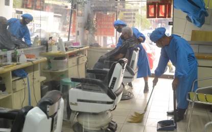 <p>A barber shop in Quezon City. <em>(PNA file photo)</em></p>