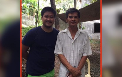 <p><strong>HONESTY.</strong> John Hendrick Contreras (right) receives the government's social amelioration program (SAP) aid intended for Eduardo Hernandez (left) due to a typographical error. DSWD lauded Contreras' honesty for returning the aid to Hernandez. <em>(Photo courtesy of Contreras)</em></p>