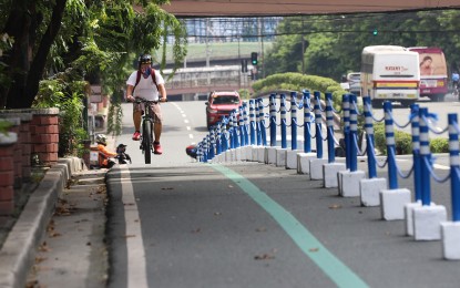 <p><strong>PROTECTED BIKE LANE.</strong> A cyclist traverses a bike lane with newly-installed protective barrier along East Avenue, Quezon City on Aug. 23, 2020. The Department of Transportation (DOTr) on Wednesday (Aug. 26, 2020) said bike lane networks along the hospital districts in Manila and Quezon City are now ready to serve the public. <em>(PNA photo by Robert Oswald P. Alfiler)</em></p>