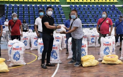 <p><strong>FOOD ASSISTANCE</strong>. Governor Daniel Fernando leads on Monday (Aug. 24, 2020) the distribution of sacks of rice and frozen chicken to members of the Bulacan Federation of Jeepney Operators and Drivers Association (BFJODA). The SM super malls also provided thousands of relief goods to the public transport sector. <em>(Photo courtesy of Provincial Public Affairs Office)</em></p>