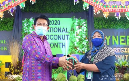 <p><strong>COCONUT WEEK.</strong> Bangsamoro Autonomous Region in Muslim Mindanao’s Ministry of Agriculture, Fisheries and Agrarian Reform Minister Mohammad S. Yacob (left) and Philippine Coconut Authority XIV BARMM regional manager Marina B. Wahab hold a wooden box that marks the opening of the regional celebration of this year’s National Coconut Week at the BARMM center in Cotabato City on Tuesday (Aug. 25, 2020). This year’s theme underscores the importance of unified goals in ensuring abundant harvest and sustainable income for coconut growers and entrepreneurs in the region, officials said.<em> (Photo courtesy of BPI-BARMM)</em></p>