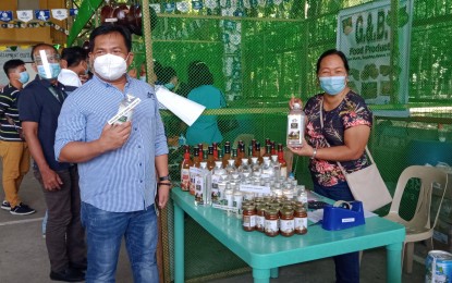 <p><strong>COCONUT INDUSTRY.</strong>  Philippine Coconut Authority (PCA) Ilocos regional head Dennis Andres (3rd from left) shows a bottle of processed coconut oil, one of the by-products of coconut on display for several days at the Kadiwa ni Ani at Kita in Tebag East in Sta. Barbara, Pangasinan. "Masaganang Niyugan Tungo sa Kaginhawaan" is this year's theme in the PCA's celebration of National Coconut Month.<em>(Photo by Liwayway Yparraguirre)</em></p>
<p> </p>