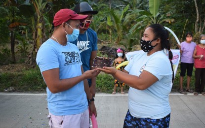 <p><strong>RECOVERED</strong>. A patient in Palo, Leyte who recovered from coronavirus receives a cake from the local government in this undated photo. The number of coronavirus disease 2019 recoveries in Eastern Visayas has reached 14,325, as 42 more patients beat the illness, the Department of Health reported on Tuesday (Feb. 16, 2021). <em>(Photo courtesy of Palo local government)</em></p>