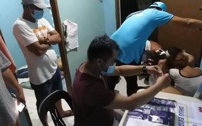 <p><strong>DRUG BUST.</strong> An operative of the City Drug Enforcement Unit of the Bacolod City Police Office conducts an inventory of the suspected shabu seized in buy-bust in Barangay Pahanocoy on Thursday night (Aug. 27, 2020), which also led to the death of a high-value individual and the arrest of seven other suspects. The operation yielded 55 grams of the prohibited substance valued at PHP374,000. <em>(Photo courtesy of Bacolod City Police Office)</em></p>