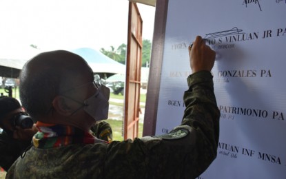 <p><strong>PEACE COVENANT.</strong> Maj. Gen. Corleto Vinluan Jr., commander of the Western Mindanao Command, affixes his signature during the People's Peace Covenant Signing Thursday (Aug. 27, 2020) in Patikul, Sulu. At the same time, the residents of the town declared the Abu Sayyaf Group (ASG) bandits as persona non grata or unwelcome in the municipality. <em>(Photo courtesy of Westmincom Public Information Office)</em></p>