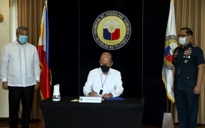 <p><strong>RADAR DEAL.</strong> Defense Secretary Delfin Lorenzana signs the contract agreement and notice to proceed with Japanese firm Mitsubishi Electric Corporation (MELCO) for the Philippine Air Force (PAF)'s Horizon 2 Air Surveillance Radar System (ASRS) acquisition project on Aug. 14, 2020. The ASRS will help to detect, identify, and correlate any threats and intrusions within the Philippine exclusive economic zone (EEZ) and deliver radar images to decision-makers and relevant operating units. <em>(Photo courtesy of DND)</em></p>