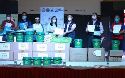 <p><strong>BOOSTING FIGHT VS. COVID-19</strong>. Health Secretary Francisco Duque III (3rd from right) and Quezon City Mayor Joy Belmonte (4th from left) lead the turnover of personal protective equipment and hygiene kits during the launch of the “Mask Para sa Masa” campaign at the Don Alejandro Roces Science High School along Roces Avenue in Quezon City on Saturday (Aug. 29, 2020). The “Mask Para sa Masa” aims to provide the poor and vulnerable families with free face masks as part of efforts to contain the further spread of Covid-19. <em>(PNA photo by Robert Oswald Alfiler)</em></p>
