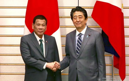 <p>President Rodrigo Duterte (left) and Japanese Prime Minister Shinzo Abe (right). <em>(Presidential photo)</em></p>