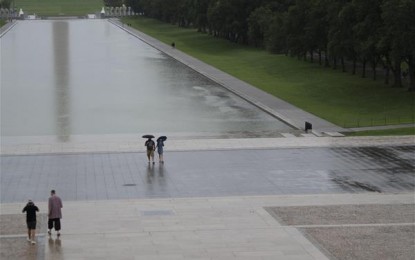 <p><strong>COVID-19 IN THE US. </strong>People walk in the rain near the Lincoln Memorial Reflecting Pool in Washington, D.C., in the United States on Monday (Aug. 31, 2020). The total number of Covid-19 cases in the United States surpassed 6 million on Monday, according to the Center for Systems Science and Engineering (CSSE) at Johns Hopkins University. <em>(Xinhua/Liu Jie)</em></p>