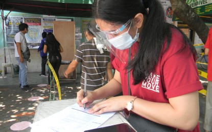 <p><strong>VOTER REGISTRATION RESUMES.</strong> A voter applicant fills up a registration form at the Commission of Elections (Comelec) office in Pasay City on Tuesday (Sept. 1, 2020). The poll body said it will abide by the IATF's decision regarding requests of some local officials to allow voter registration activities only under the modified general community quarantine.<em> (PNA photo by Avito C. Dalan)</em></p>